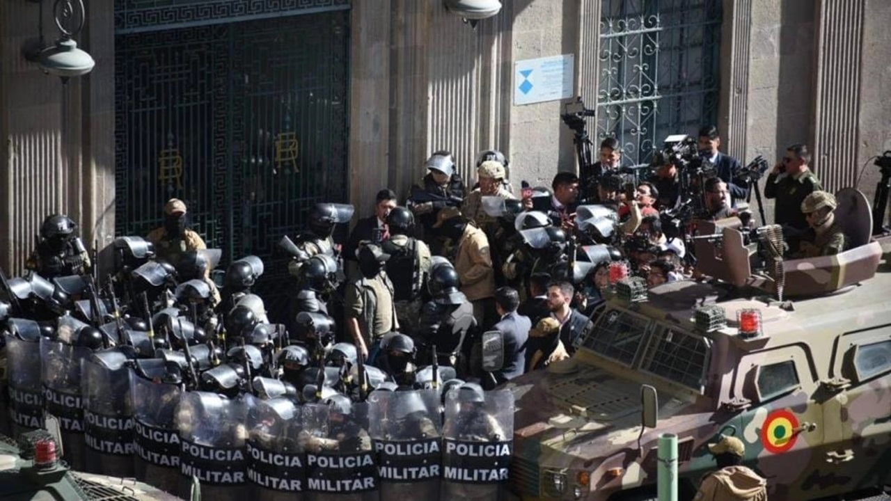 دبابة تضرب مدخل القصر الرئاسي في بوليفيا وجنود يقتحمون المبنى  .. فيديو