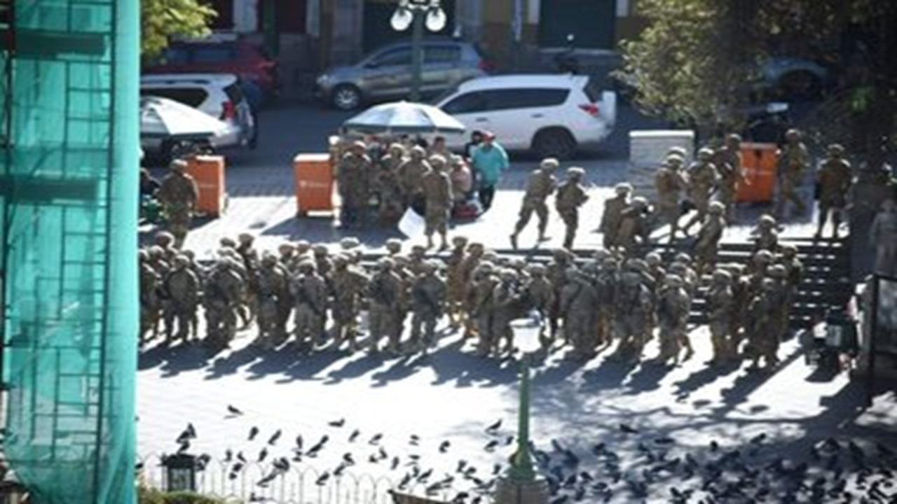 فشل الانقلاب العسكري في بوليفيا ووفود من الشعب تدعم الرئيس  .. فيديو+صور