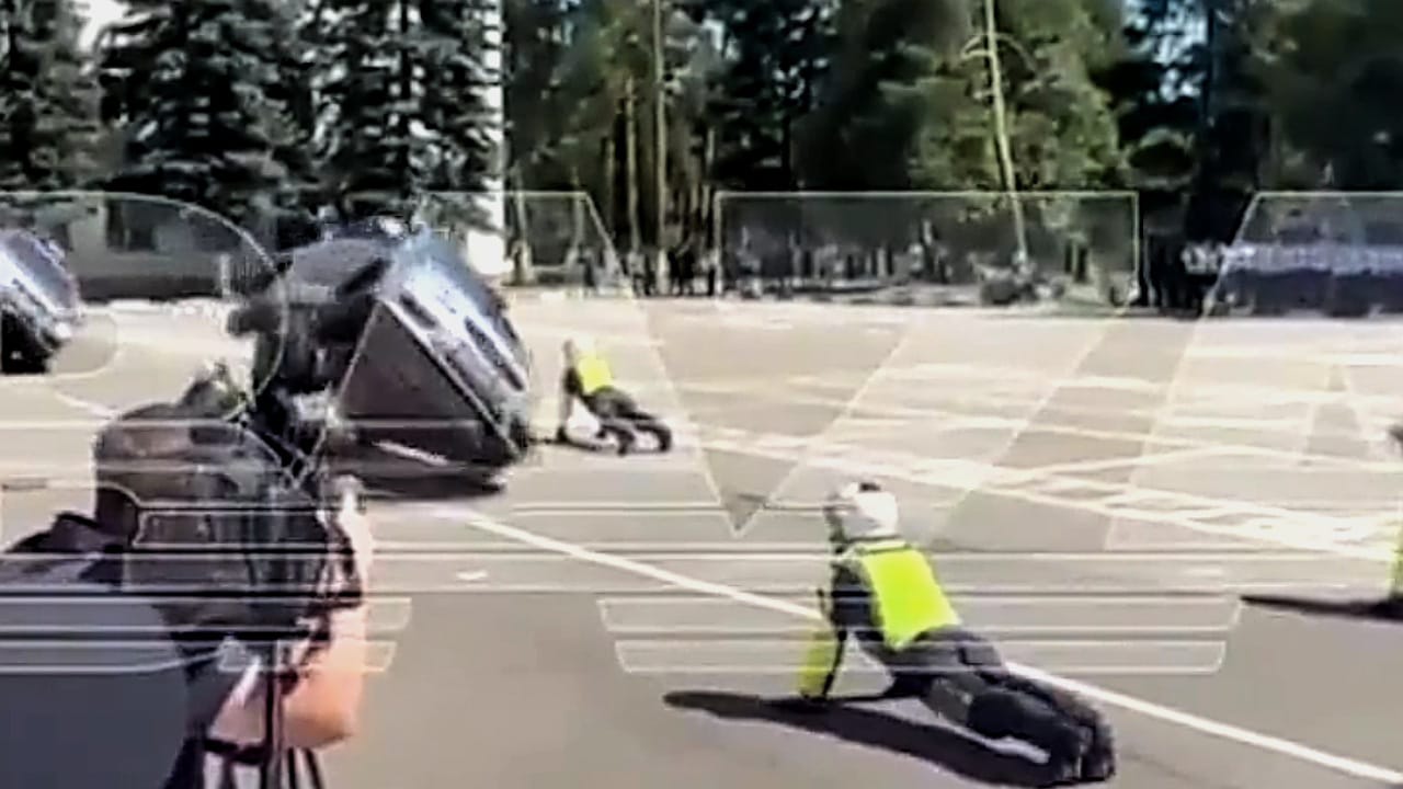 رجل أمن روسي ينجو من الموت بأعجوبة بعد تعرضه لحادث مروع .. فيديو