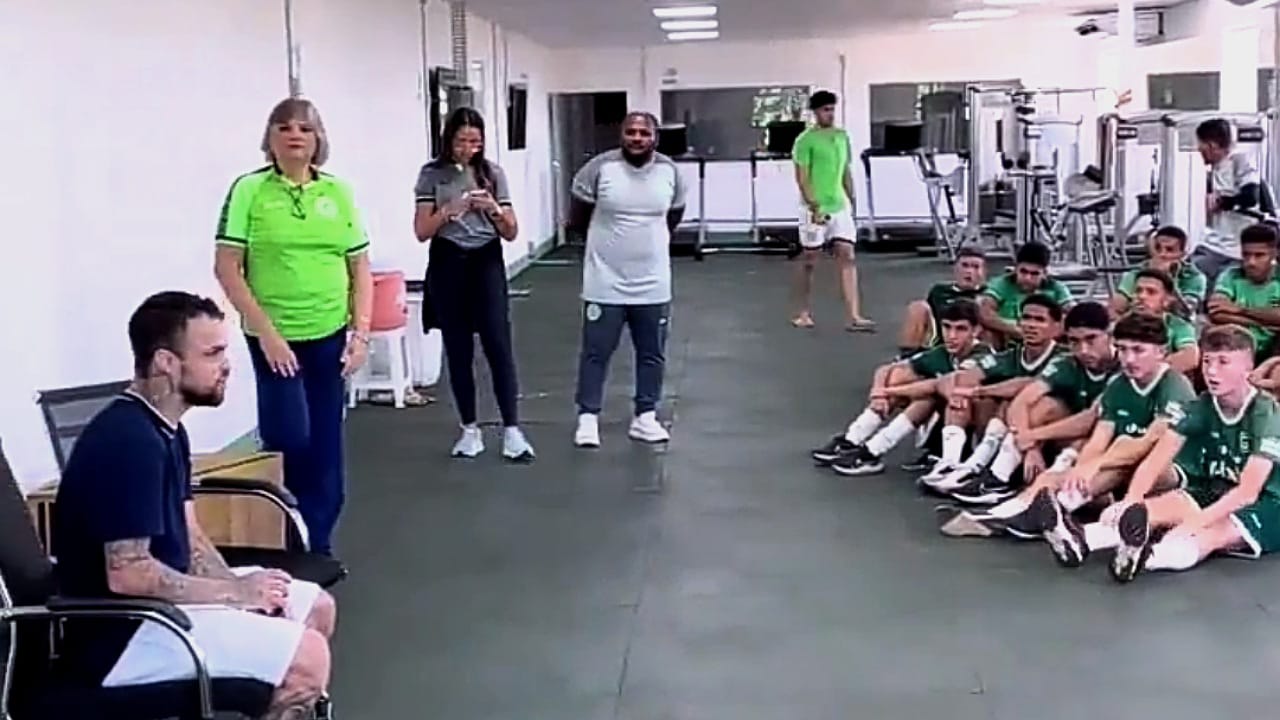 محترف الهلال يعطي نصائح لشباب نادي برازيلي .. فيديو