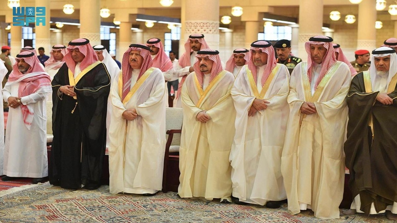 أمير منطقة الرياض يؤدي صلاة الميت على صاحبة السمو الأميرة هدى بنت عبدالله الفيصل 