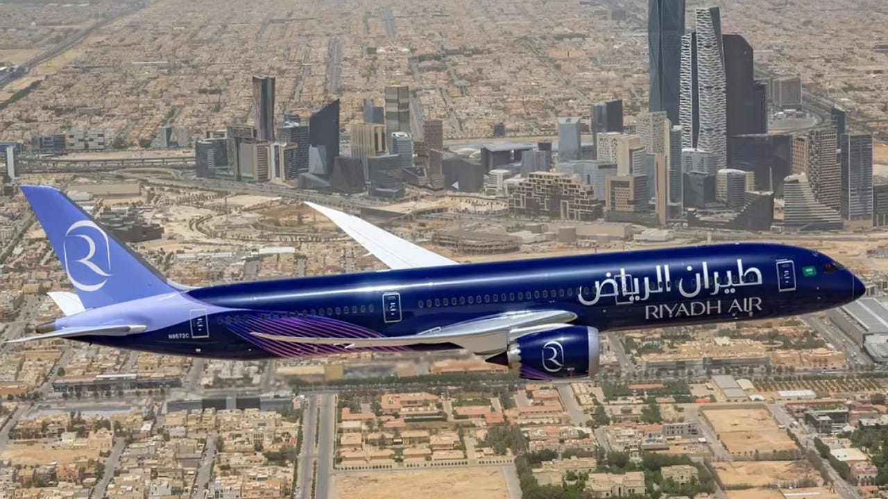 &#8220;أزياء محتشمة&#8221; .. طيران الرياض يدشن الزي الرسمي لطاقم ضيافتها .. فيديو وصور