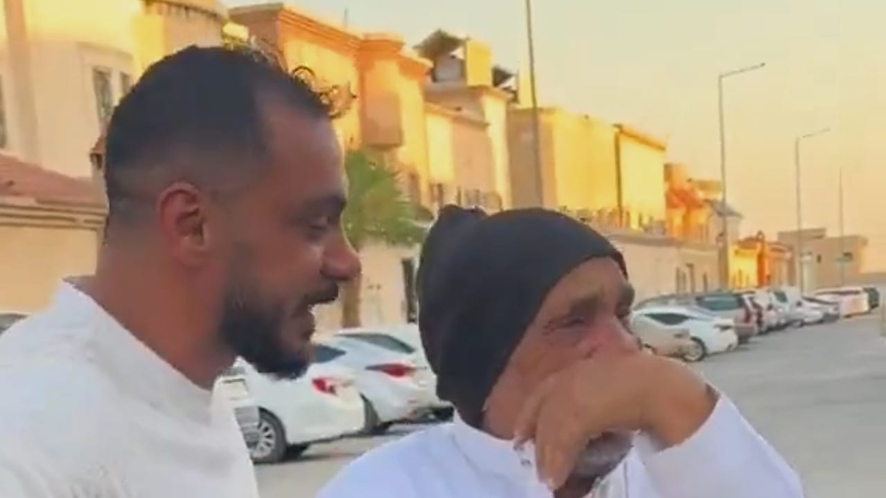 ردة فعل أب بعد أن أهداه ابنه سيارة جديدة باسمه .. فيديو