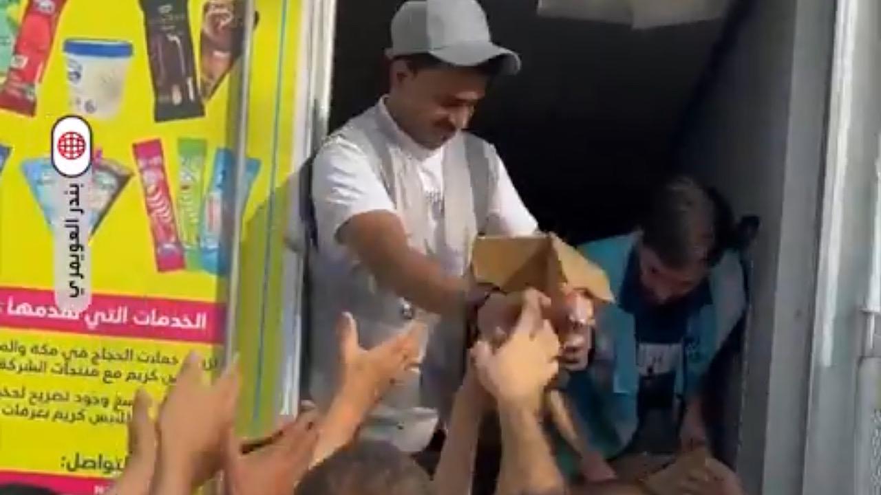 توزيع آيسكريم بالمجان على الحجاج في مشعر ⁧‫عرفات‬⁩ بسبب حرارة الجو ..فيديو