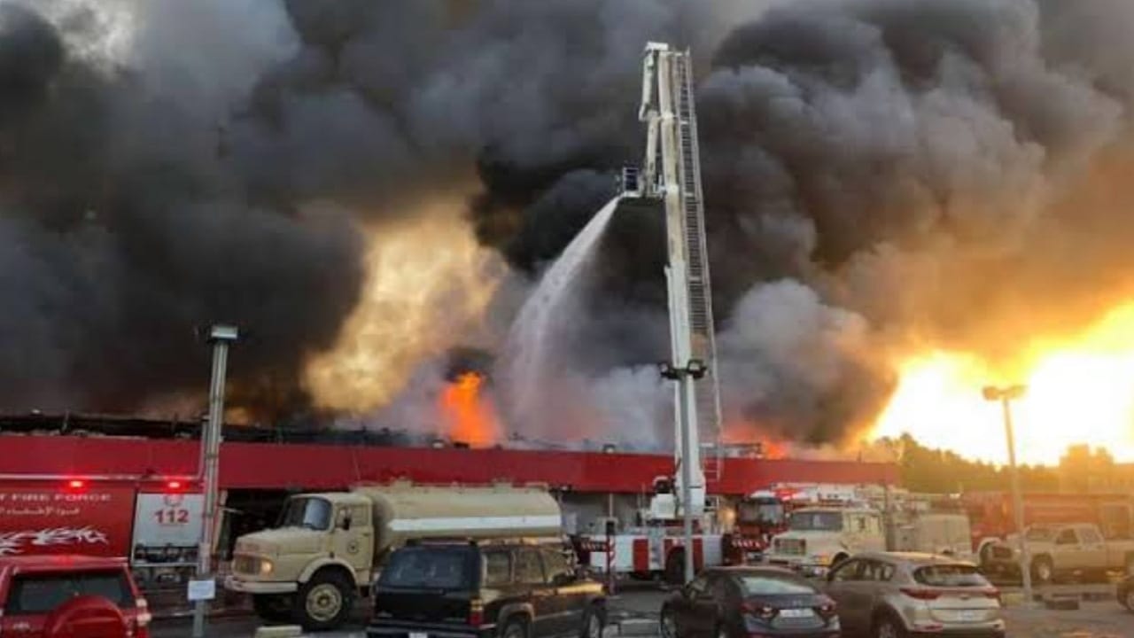 &#8220;بعد حادث المنقف&#8221; .. اندلاع حريق ضخم في سوق مركزي بالكويت.. فيديو