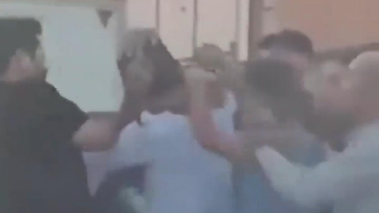 أشخاص يعتدون بالضرب والسب على شرطي مرور .. فيديو