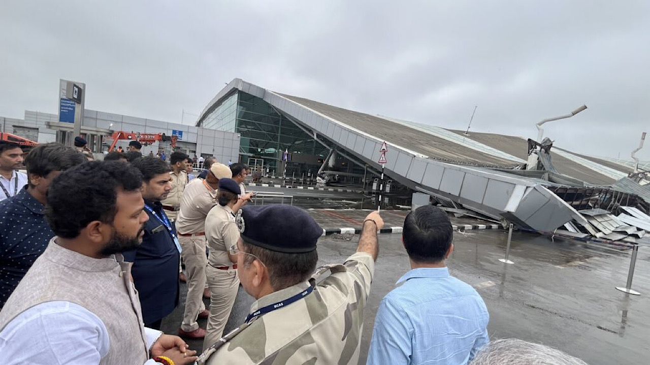 انهيار سقف مبنى في ⁧مطار نيودلهي‬⁩ يودي بحياة شخص ويعلق الرحلات .. فيديو