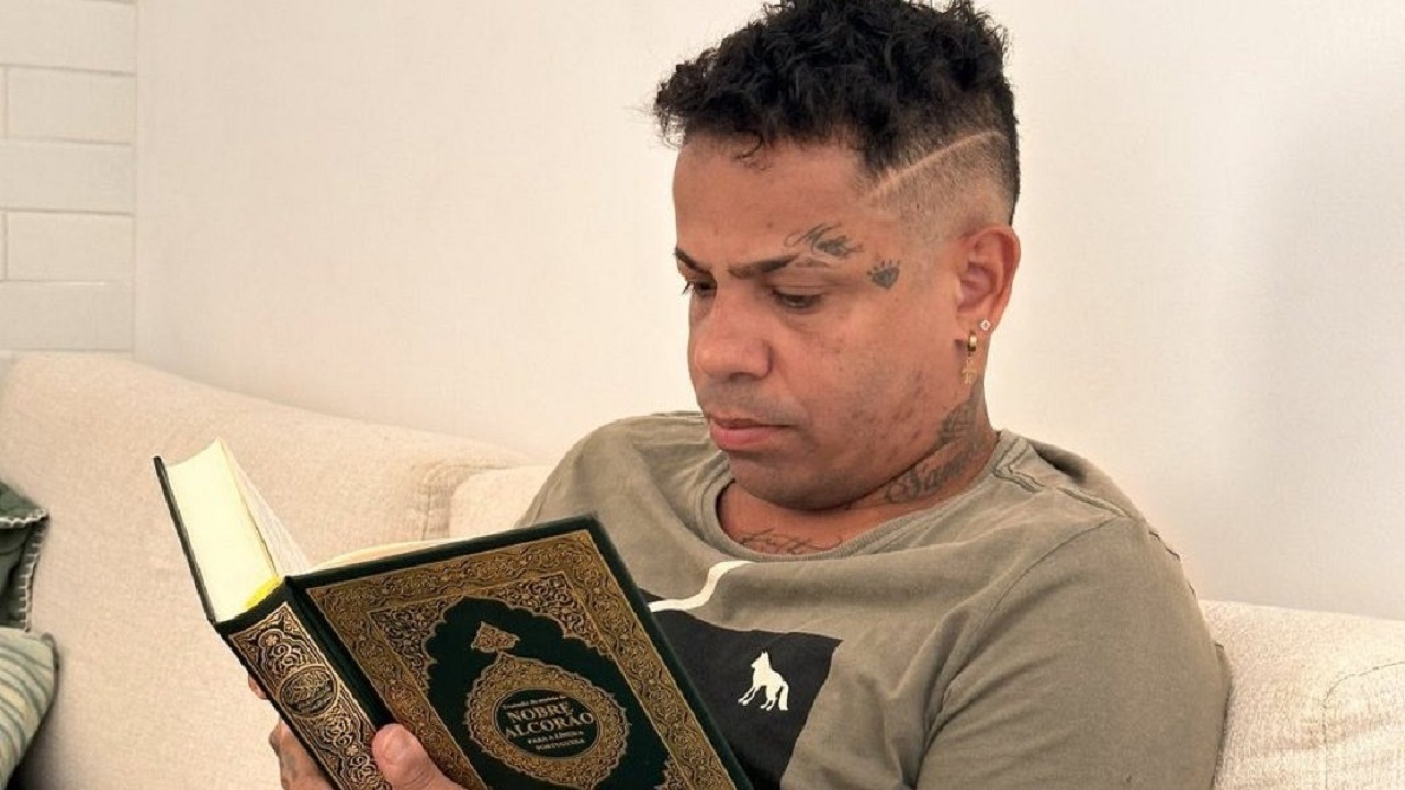 صورة التون خوسيه وهو يقرأ القرآن الكريم تثير تفاعلا 