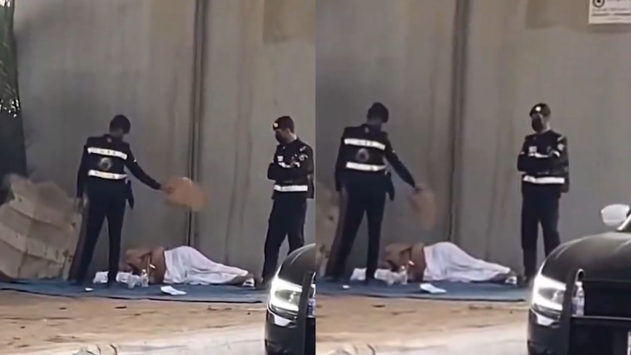 يدٍ حانية .. رجل أمن يقوم بالتهوية على حاج أثناء نومه وآخر يحرسه .. فيديو
