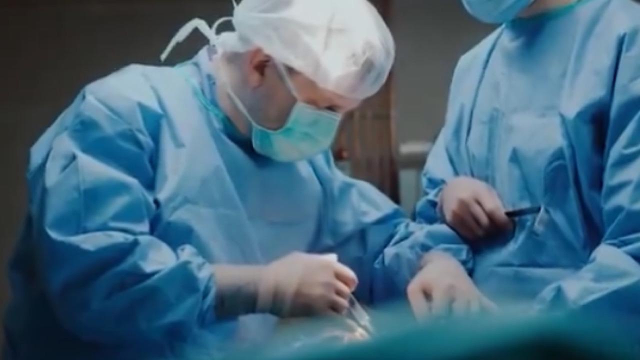 هروب طبيب بعد وفاة امرأة أجرى لها عملية شفط للدهون .. فيديو