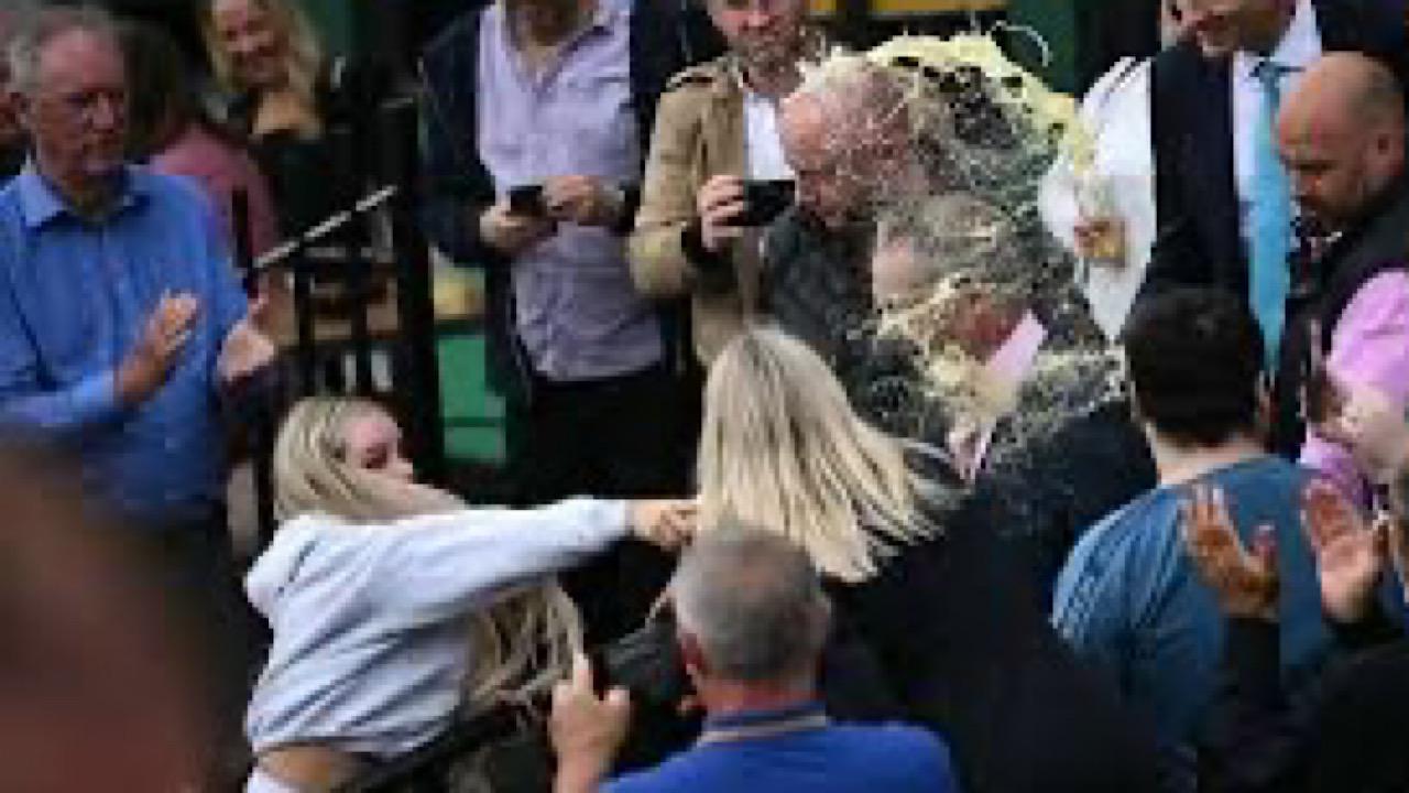 امرأة تلقي مشروبا على وجه سياسي بريطاني بعد إعلانه الترشح للانتخابات البرلمانية.. فيديو