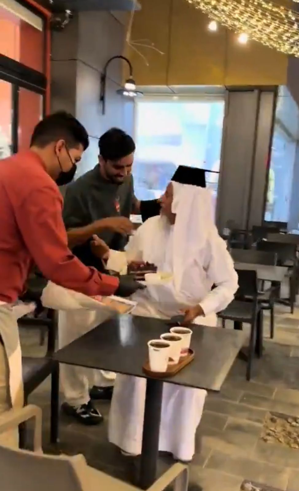 شاب يجهز مفاجأة لوالده ويحتفل بتخرجه من السادس .. فيديو