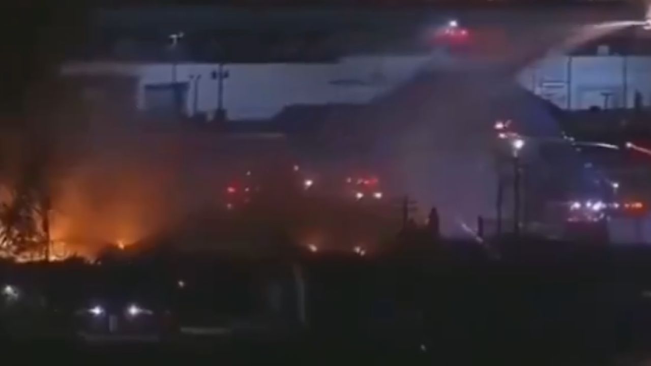 انفجار ضخم في مصنع للأسلحة الدفاعية في ولاية أركنساس ومصابين .. فيديو