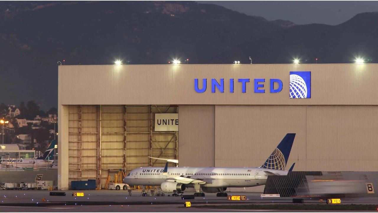 طائرة بوينغ تفقد إحدى عجلاتها خلال إقلاعها من مطار لوس أنجلوس .. فيديو