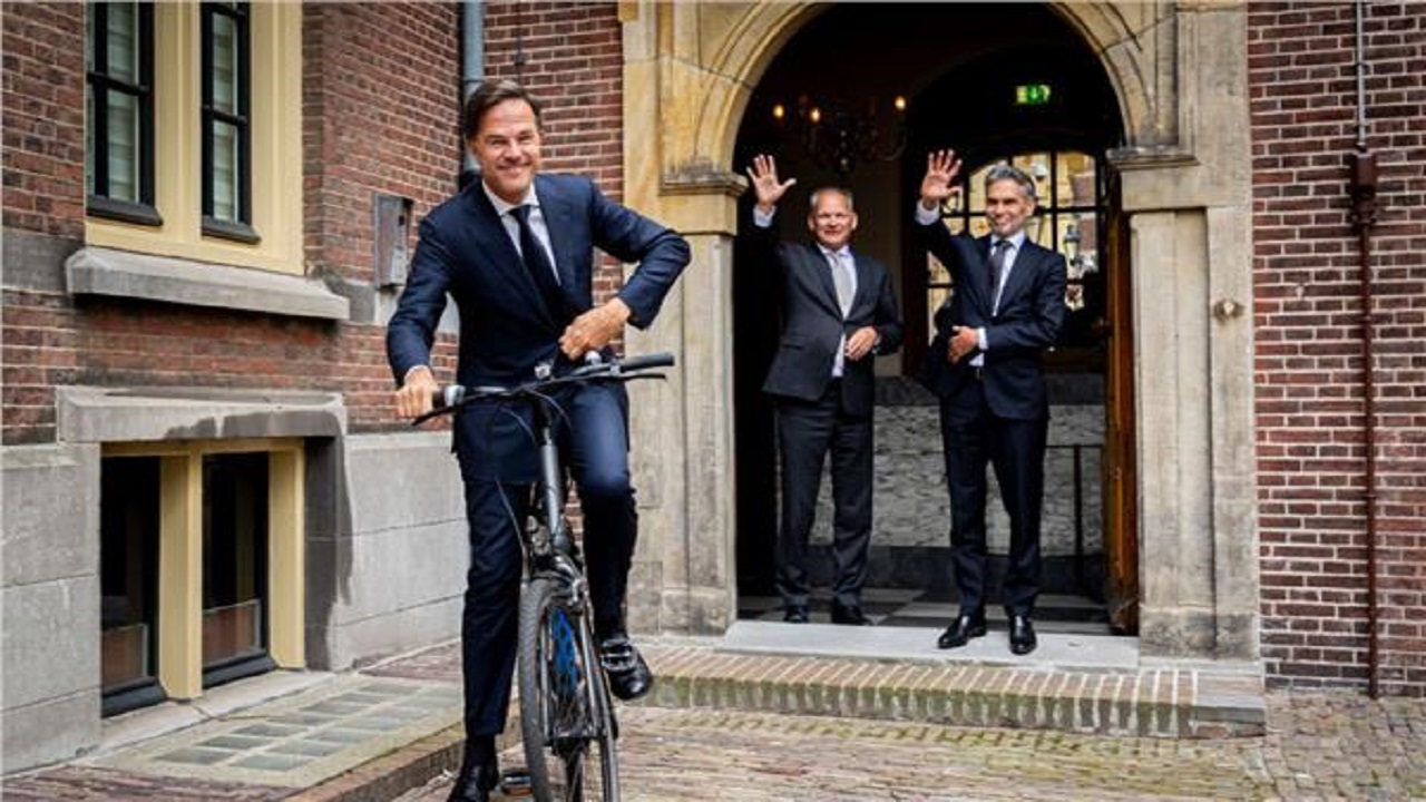 رئيس وزراء هولندا السابق يودع منصبه مستقلاً درجاته الهوائية ..فيديو