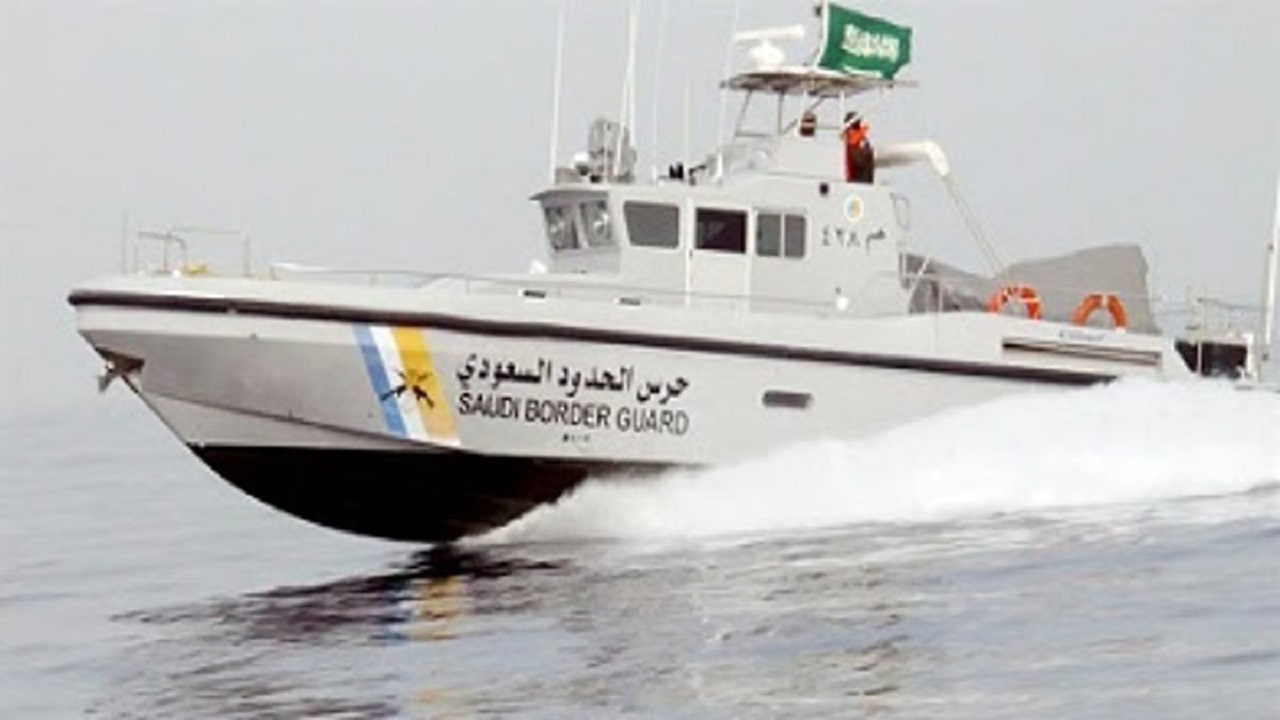 انقاذ مواطن تعطل قاربه في عرض البحر بينبع