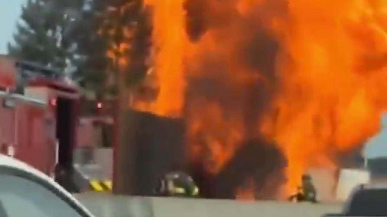 انفجار ضخم بعد اصطدام شاحنة مملوءة بالمواد الكيميائية بحافلة ..فيديو