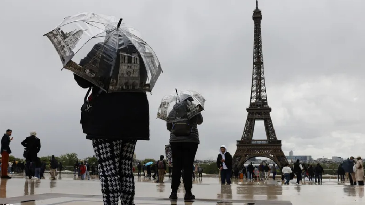 رئيس بلدية بفرنسا يصدر أمرا بإيقاف المطر وحلول نسيم خفيف