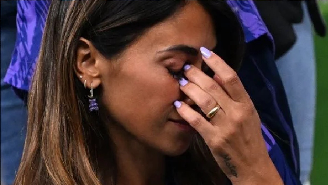 زوجة ميسي تبكي بعد إهداره ركلة ترجيح أمام الإكوادور .. فيديو