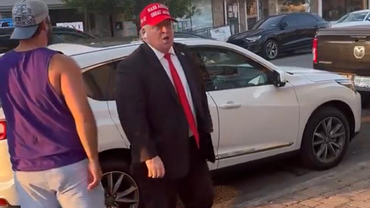 شبيه ترامب يضع ضمادة على أذنه ويتجول بشوارع نيويورك .. فيديو
