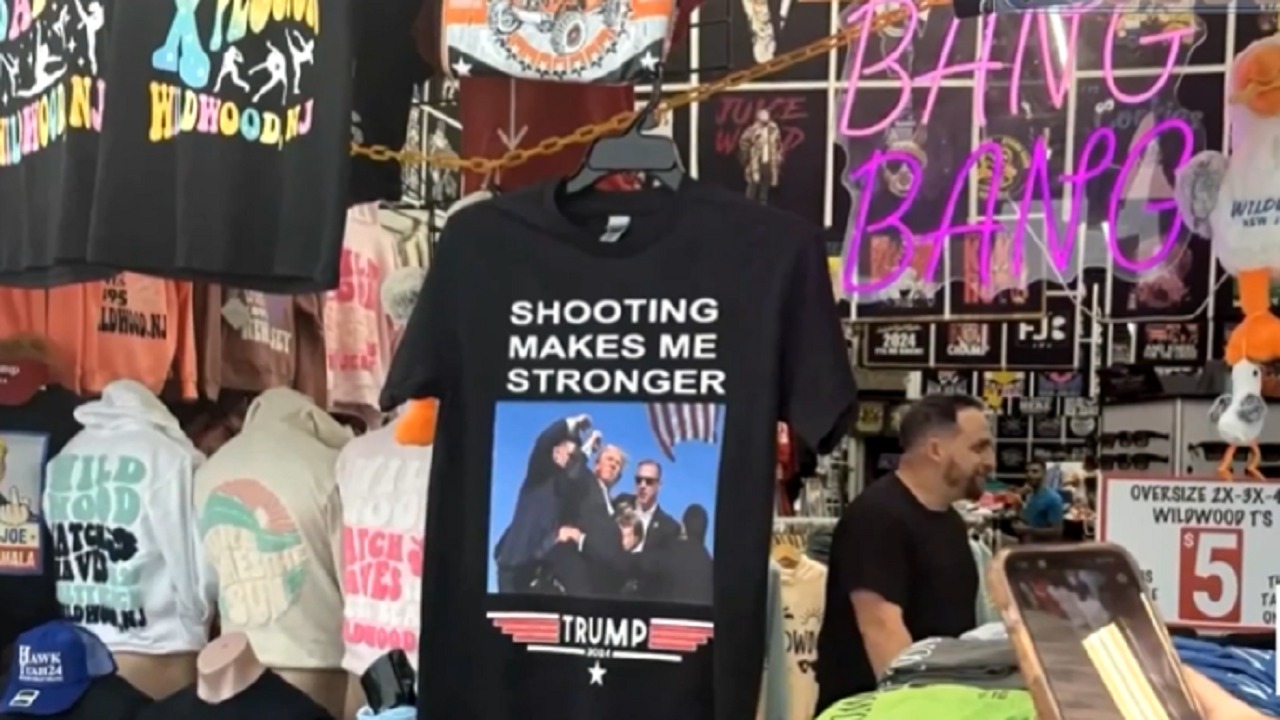 قمصان تحمل صورة محاولة اغتيال ترامب تغزو الأسواق.. فيديو