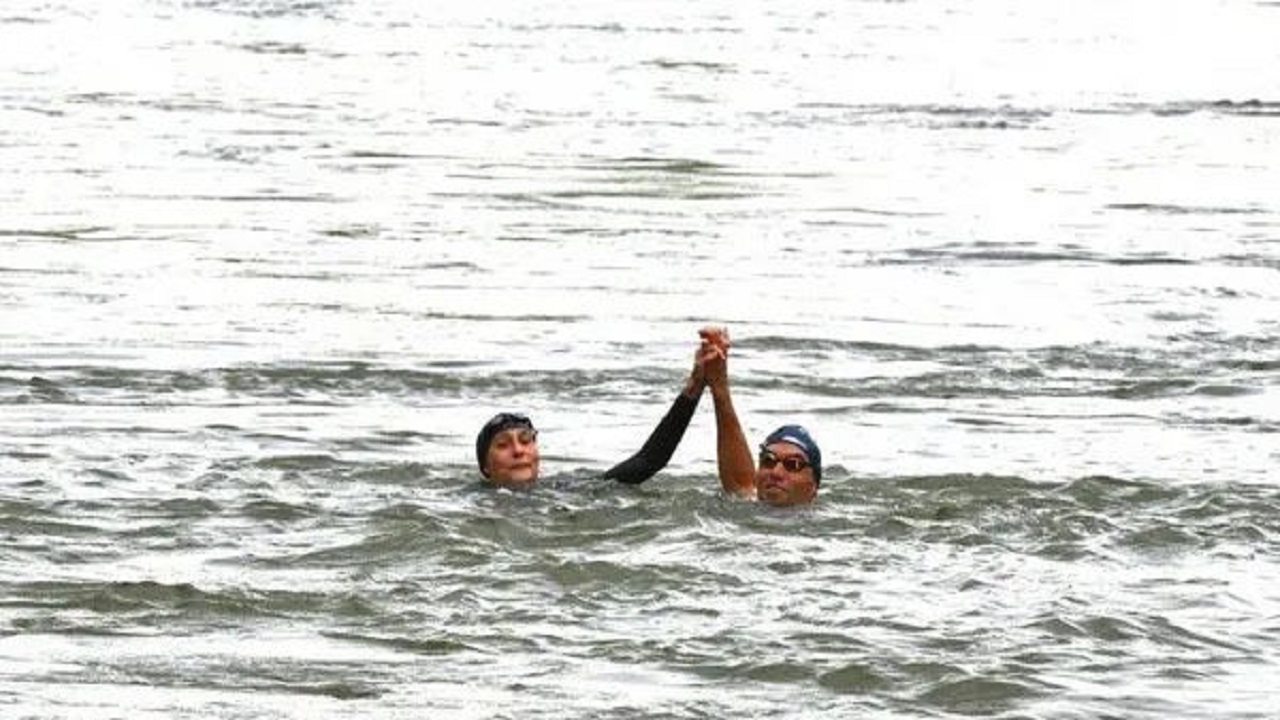 وزيرة فرنسية تسبح في نهر السين قبل الأولمبياد ..فيديو
