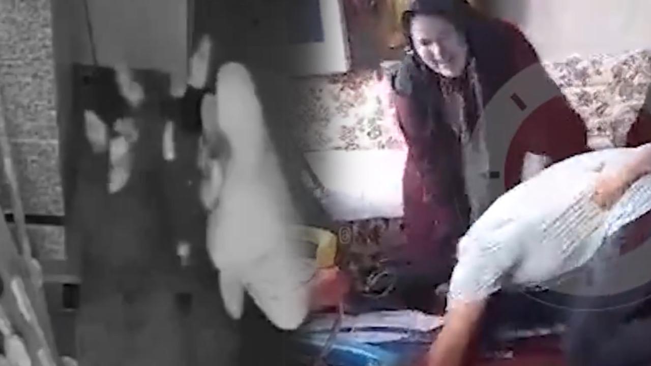 شاب يقبل قدم أمه وهو منهار بعد ضرب زوجته لها .. فيديو