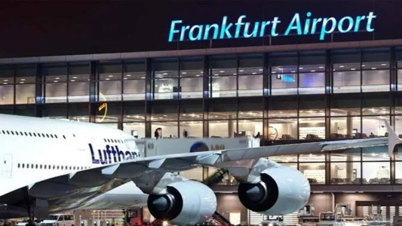 إلغاء 140 رحلة جوية في مطار فرانكفورت بسبب احتجاجات نشطاء المناخ