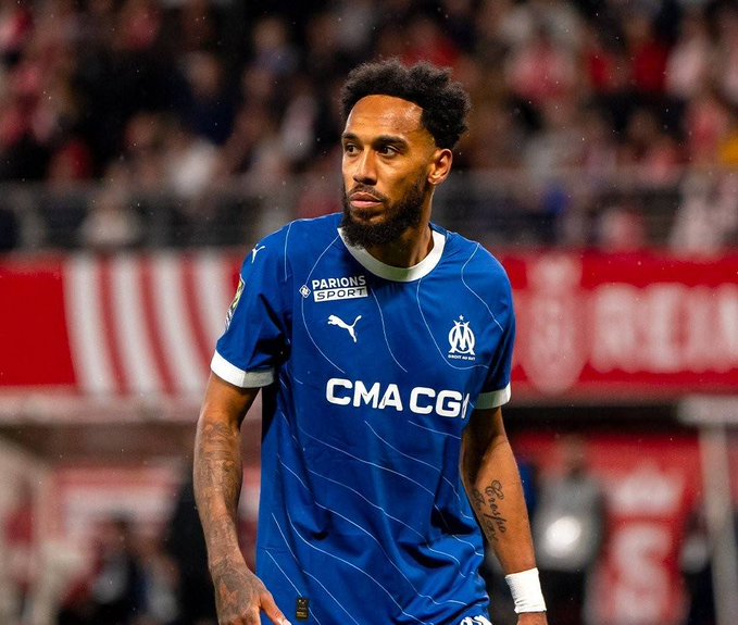 أوباميانج يقترب من الشباب