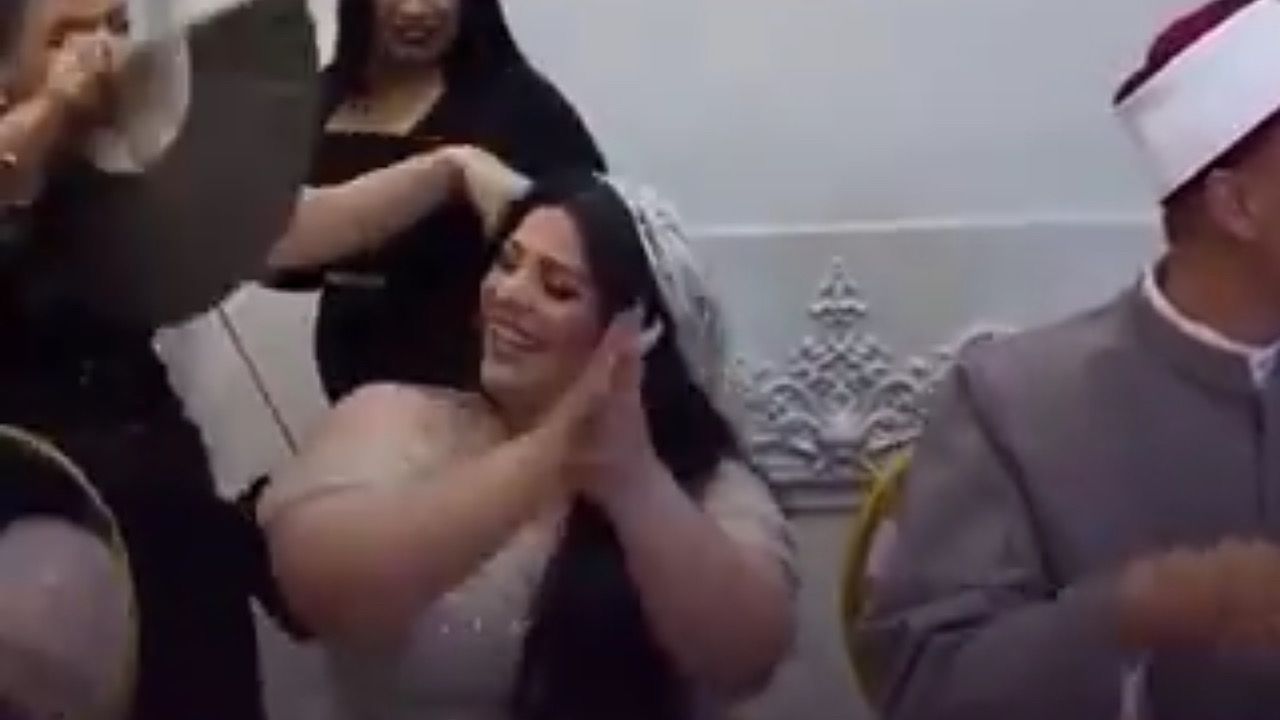 عروس وأبنائها الثلاثة يشعلون الأجواء في حفل زفافها .. فيديو