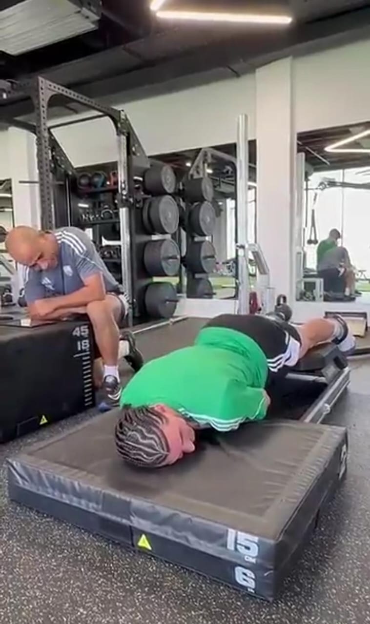 ردة فعل طريفة لـ إيبانيز بعد نهاية تدريباته في الصالة الرياضية .. فيديو