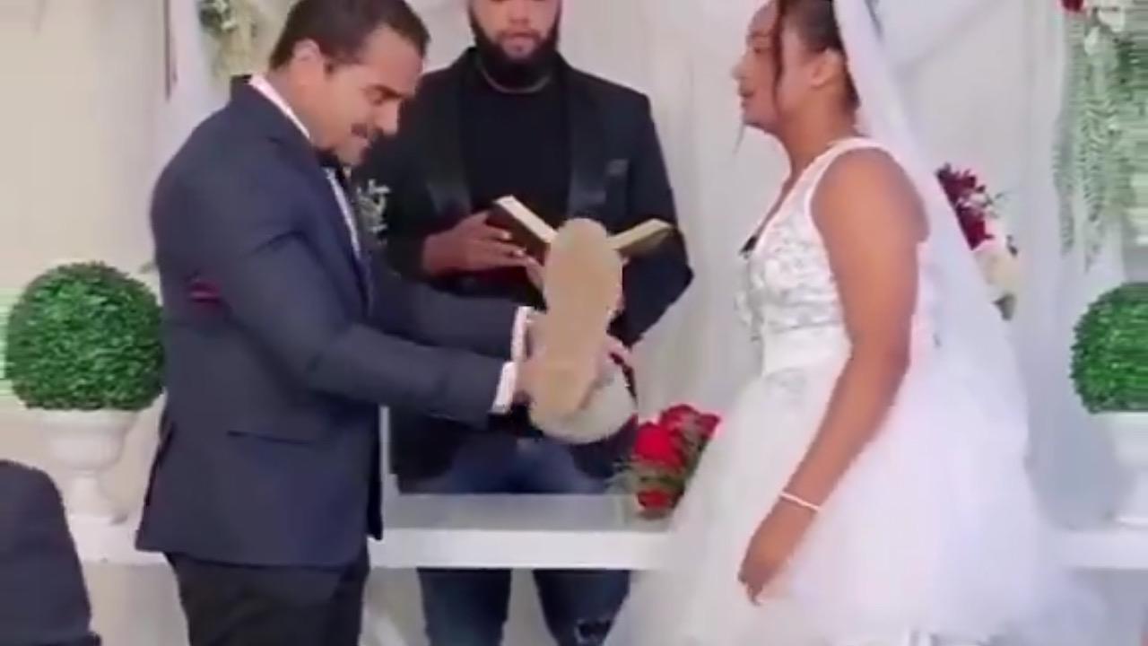 صدمة شاب تفاجأ بارتداء زوجته أطراف صناعية في يوم زفافهما .. فيديو