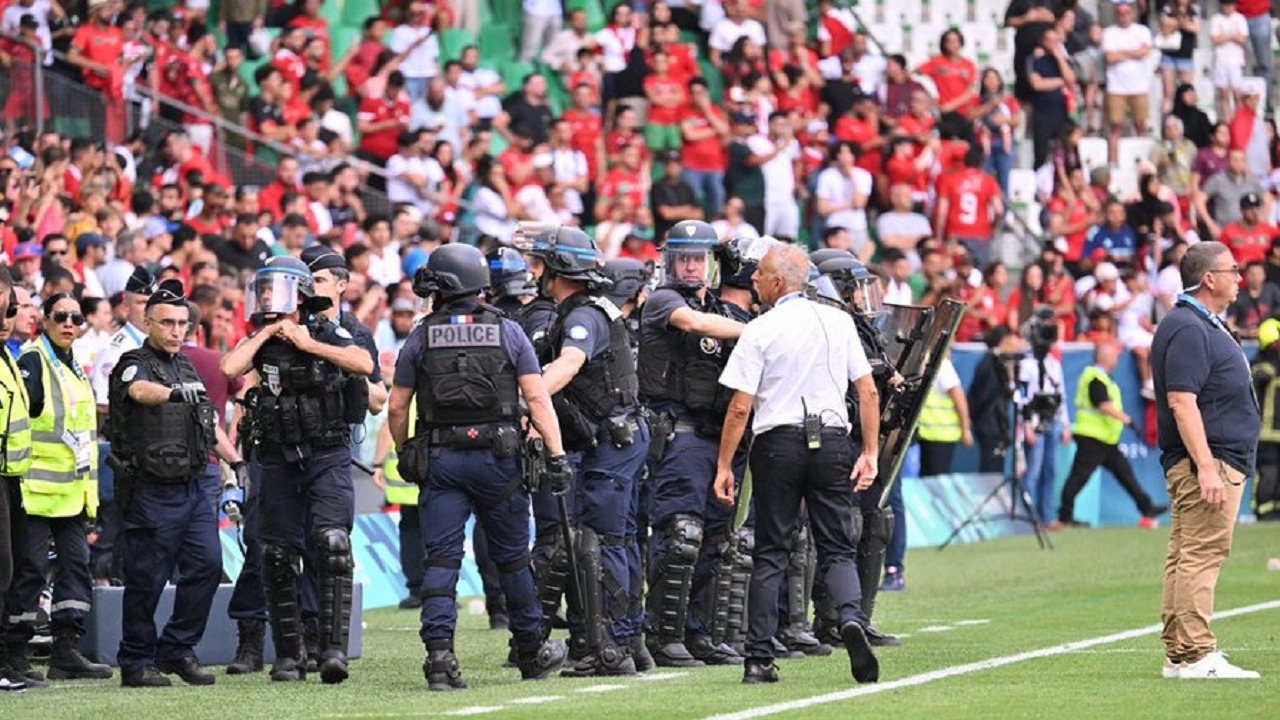 جماهير تتسبب في توقف مباراة المغرب والأرجنتين