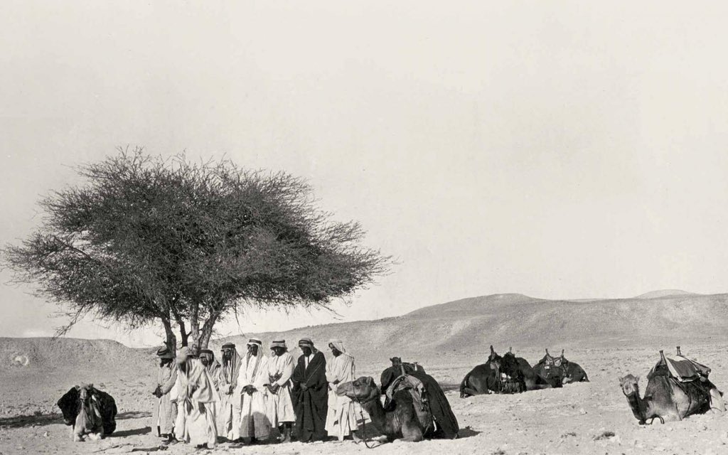 مسافرون يؤدون الصلاة في الصحراء قرب الرياض قديما