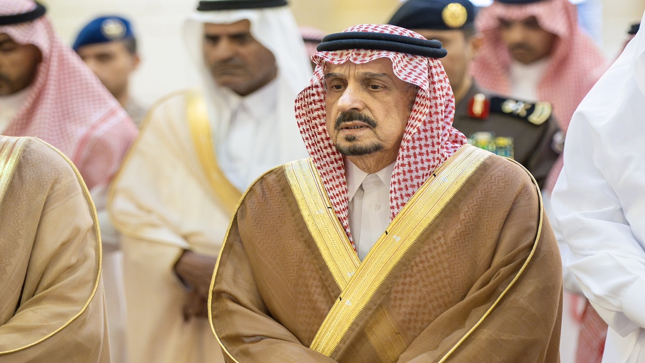 أمير  الرياض يؤدي صلاة الميت على الأميرة حصة بنت عبدالعزيز.. صور