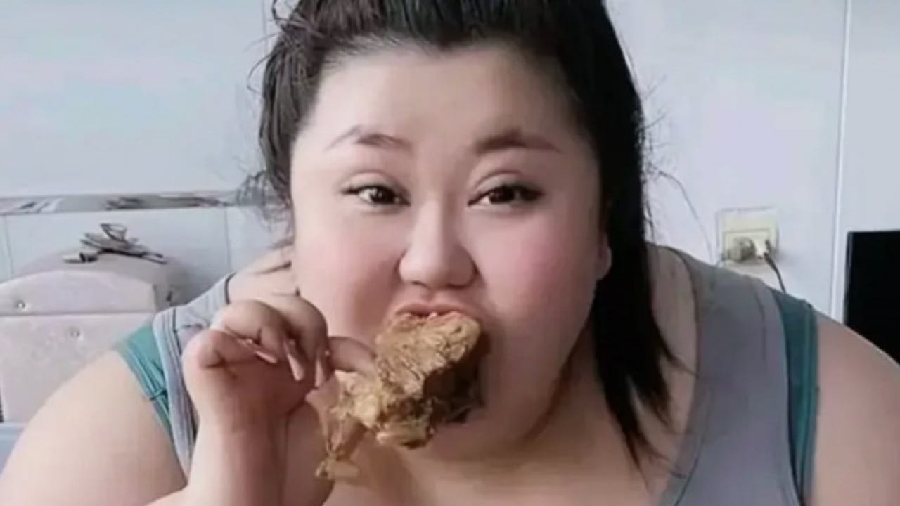 وفاة مؤثرة صينية في بث مباشر أثناء تناول الطعام بشراهة .. صورة