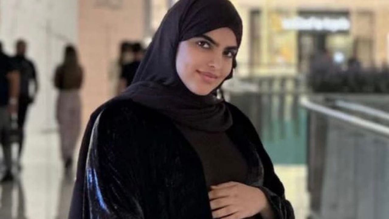 معاناة سارة الودعاني من الحمل أثناء سفرها ..فيديو