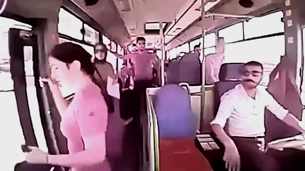 فتاة تقرر النزول من الحافلة قبل توقفها .. فيديو