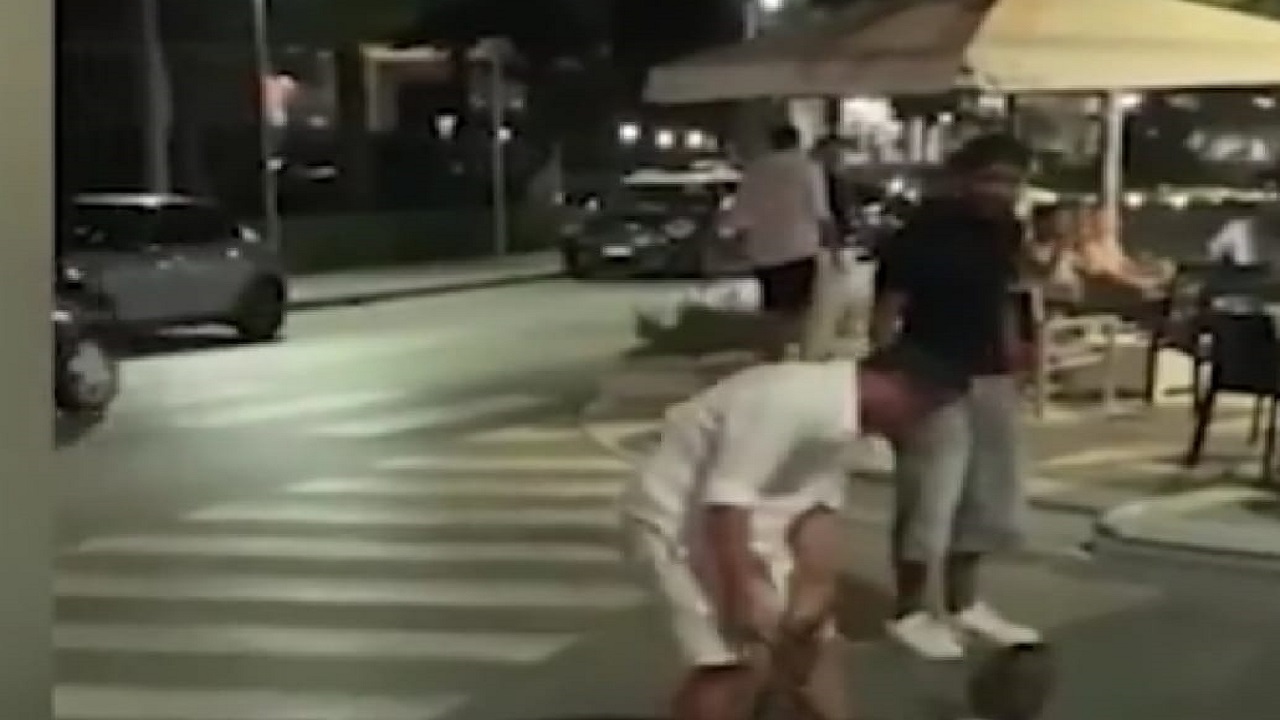 مهاجم سابق في حالة سكر بأحد شوارع إيطاليا ..فيديو