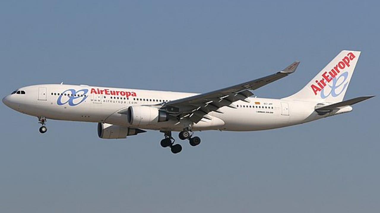 مطبات هوائية تتسبب في إصابة 30 راكب على طائرة الخطوط الجوية الإسبانية .. فيديو