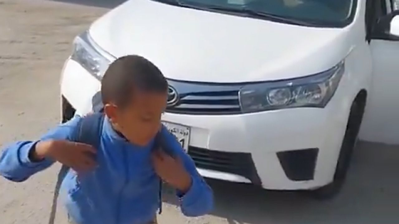 مقطع لطفل مكبل بالحبال ويجر سيارة يثير موجة من الغضب ..فيديو
