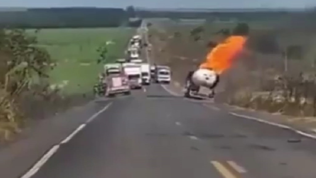 انفجار شاحنة تنقل صهريجاً محملاً بالوقود أمام المارة ..فيديو