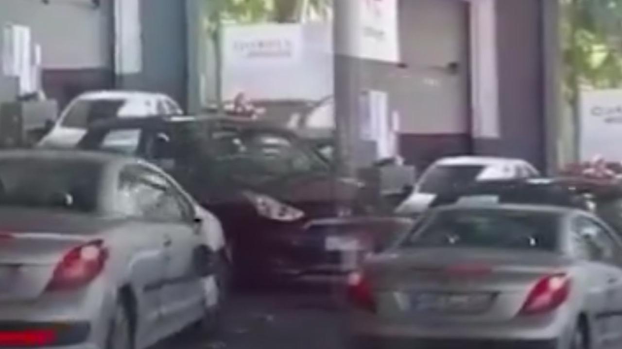 امرأة تنتقم من قائد مركبة باقتحام محطة محروقات لتحطيم سيارته ..فيديو
