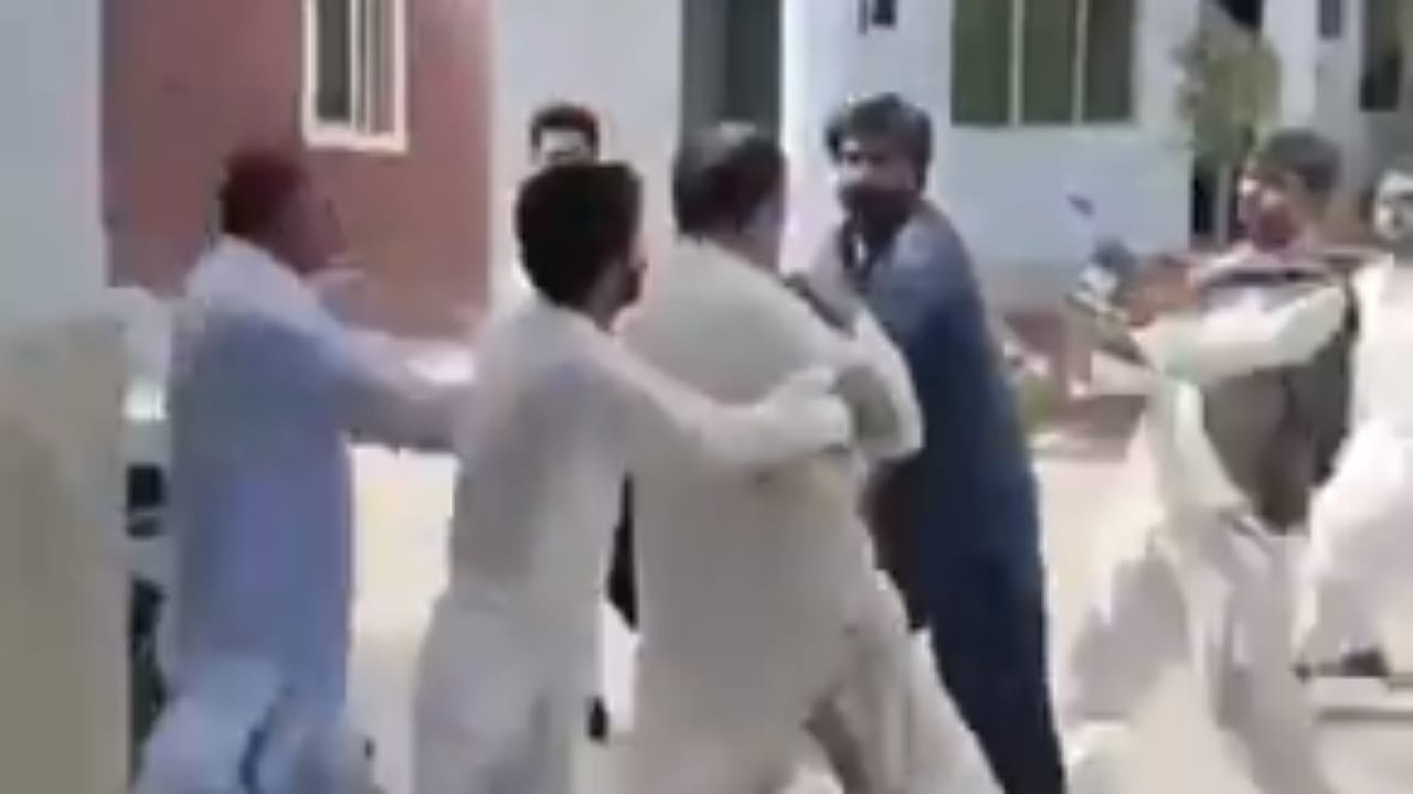 بسبب قطع التيار .. باكستانيون يعتدون بالضرب على مسؤول بالكهرباء .. فيديو