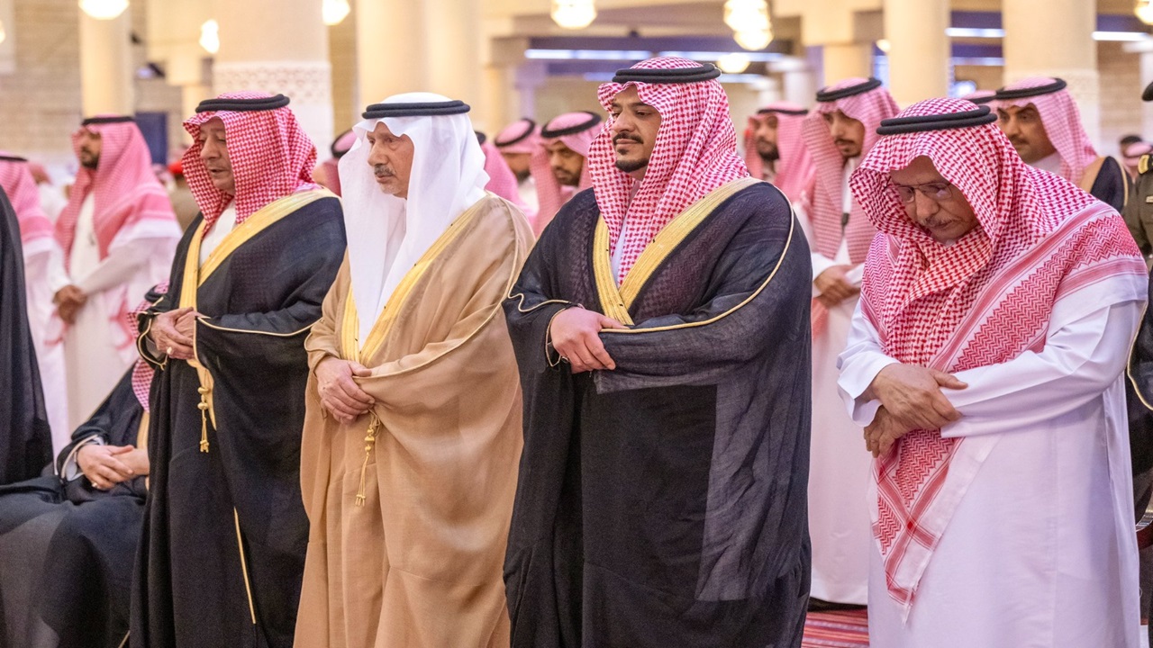 نائب أمير منطقة الرياض يؤدي صلاة الميت على صاحب السمو الأمير ناصر بن فهد بن فيصل