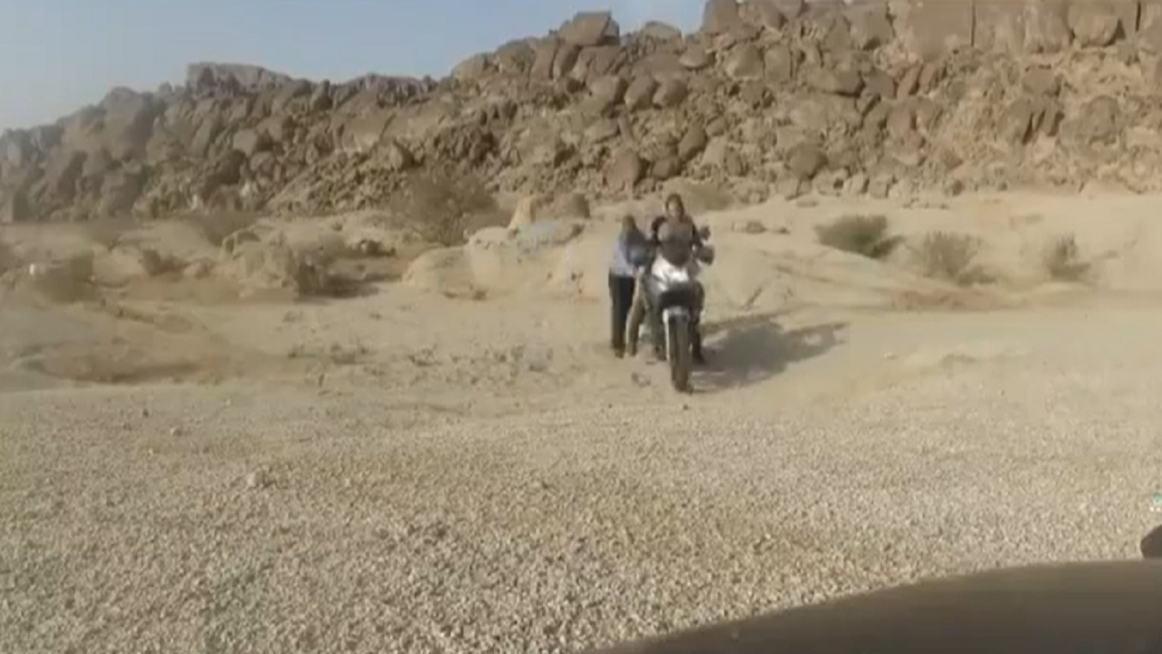 مواطنون يفزعون لمساعدة فتاة سويدية تائهة خلال رحلتها إلى جدة .. فيديو