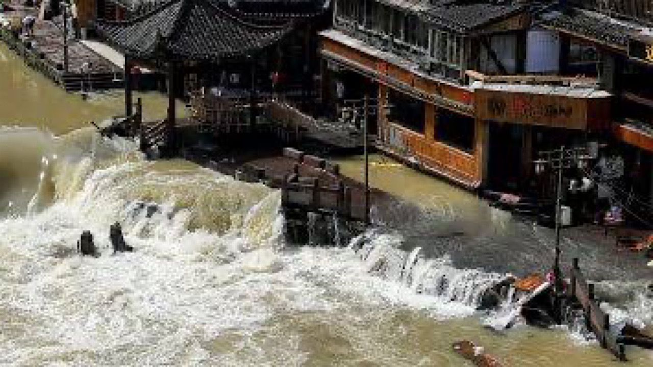 مصرع 11 شخصاً إثر انهيار جسر في الصين.. فيديو