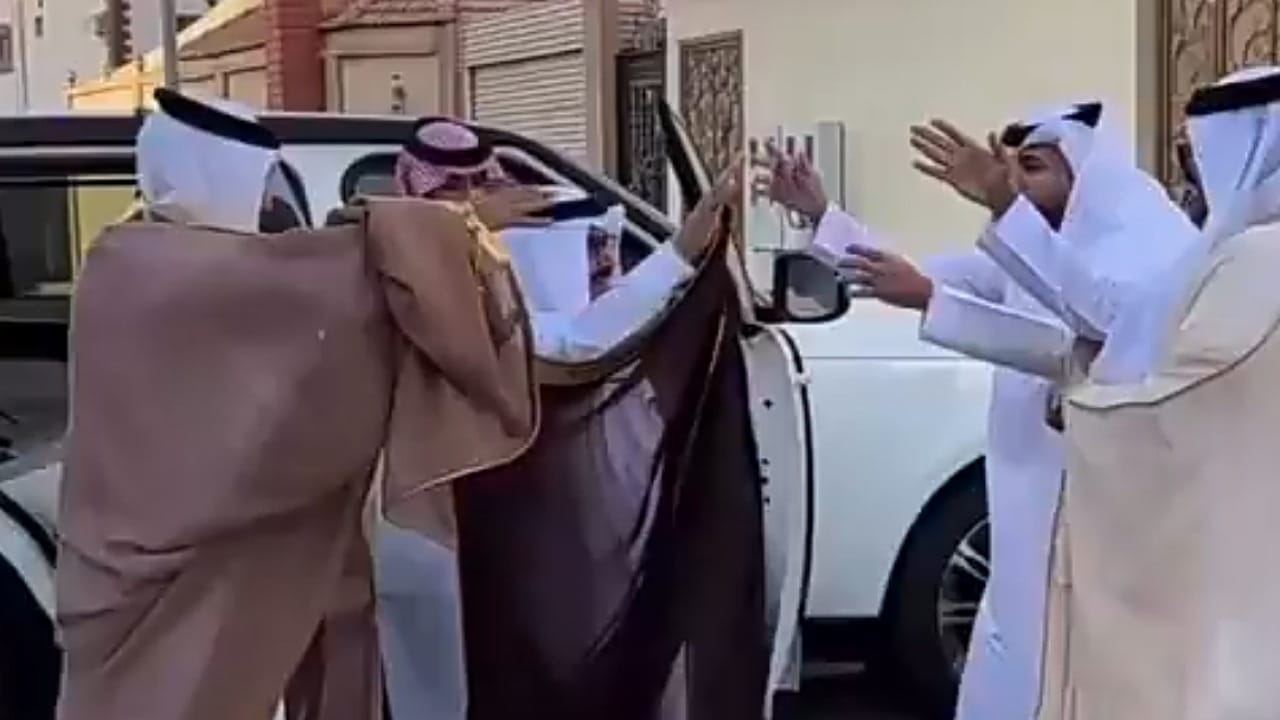 غازي الذيابي يحتفل بزواج عمه للمرة الثالثة وأبناؤه يهنؤوه .. فيديو