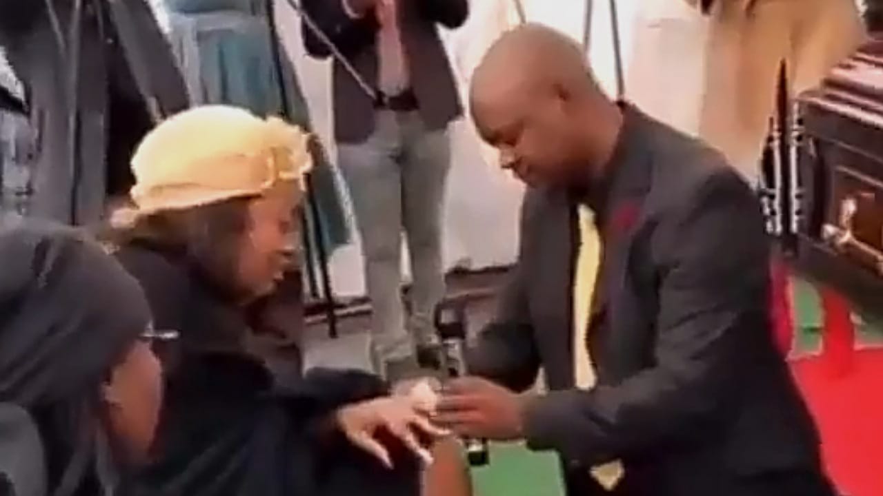 رجل دين يتقدم لخطبة امرأة في جنازة زوجها   ..  فيديو ظ
