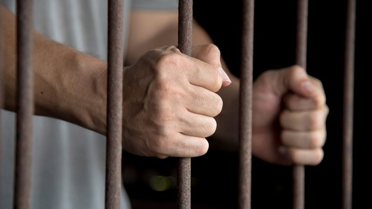 حبس معلم كويتي حرض أحد طلابه على الفجور